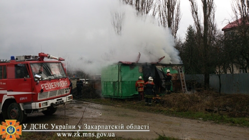 В Ужгороді горів будинок та металевий вагончик