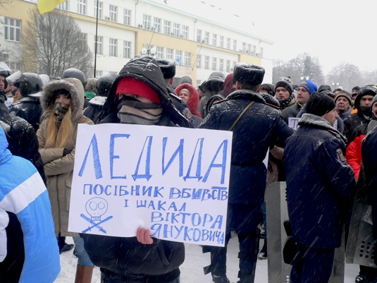 "Губернатор" Ледида відгородився від закарпатців "тітушками", Ратушняком, міліцією та бюджетниками  (ФОТО, ВІДЕО)