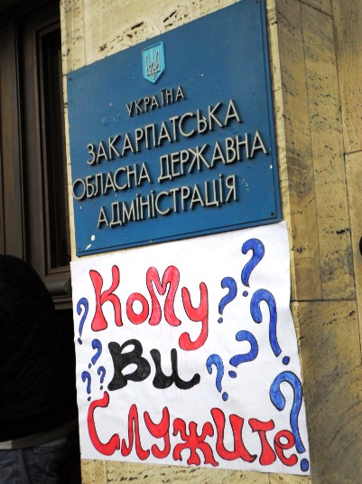 Пікетувальники таки "витягли" голову Закарпатської ОДА з його кабінету на зустріч (ФОТО, ВІДЕО)