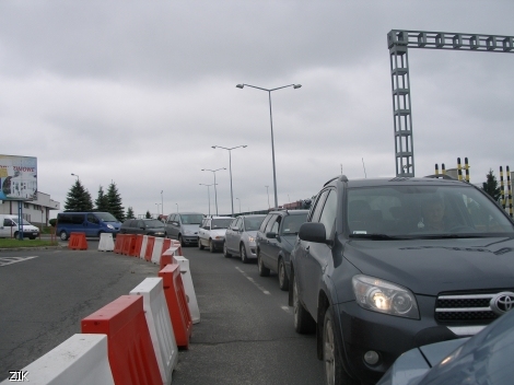 Через величезні черги потрапити з Закарпаття у Європу вкрай важко 