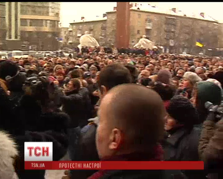 У Тернополі народ вже захопив ОДА (ВІДЕО)