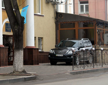 Молодий керівник Чопської митниці вже пересів з "Тойоти" на "Лексус" (ФОТО)