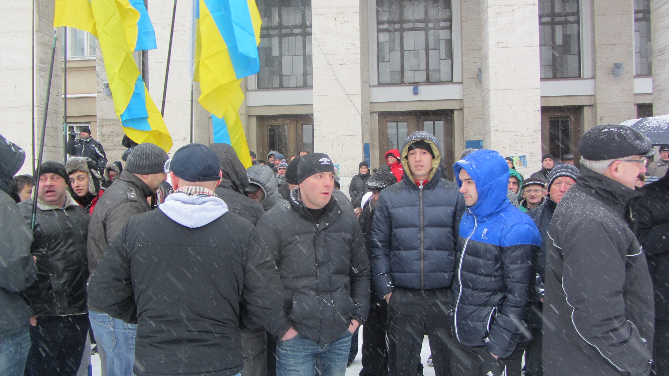 В Ужгороді "РаТУШКА" намагався проспівати гімн України власним тітушкам (ВІДЕО)