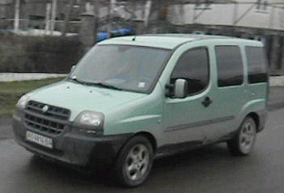 ФОТОФАКТ. Авто, яке стежило за виноградівським АвтоМайданом, паркується біля відділу міліції