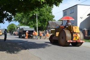 На відремонтованих дорогах Тячівщині одразу оновлюють і "зебри"