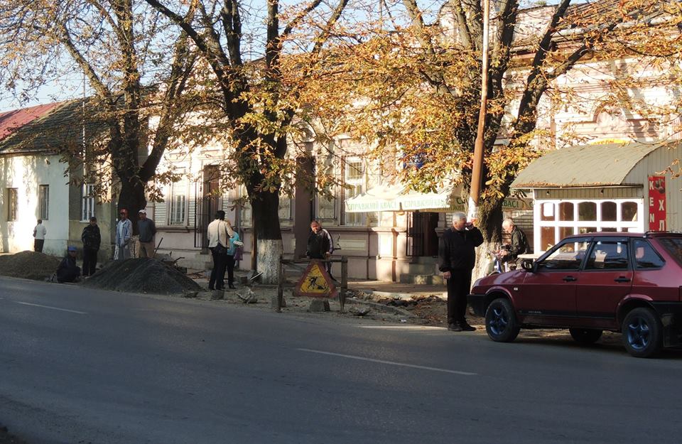 ФОТОФАКТ. У Берегові реконструюють автобусну зупинку та перекладуть тротуар