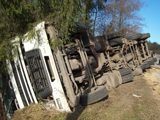 На Закарпатті перекинулася вантажівка із 20-а тоннами кукурудзи (ФОТО)