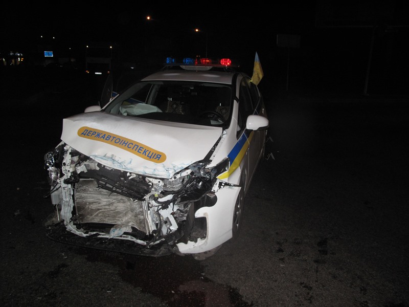 У Києві мікроавтобус з закарпатцями врізався в патрульне авто ДАІ і перекинувся (ФОТО)