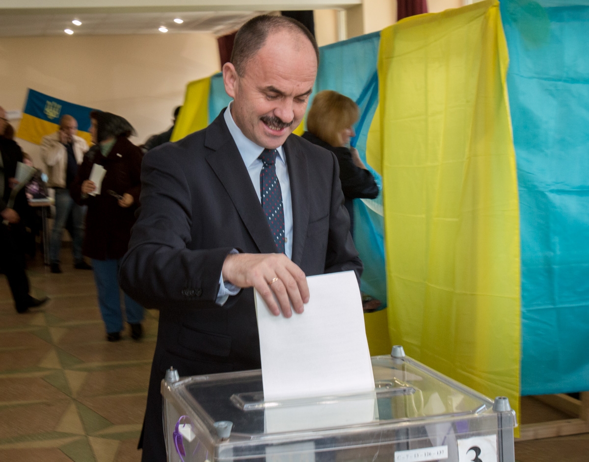 Керівник Закарпаття проголосував у Нижньому Селищі (ФОТО)