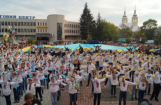 До Дня міста в Іршаві влаштували патріотичний флеш-моб та освятили пам