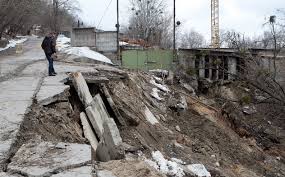 Через осінню негоду на Рахівщині стався зсув ґрунту і підтоплення дороги