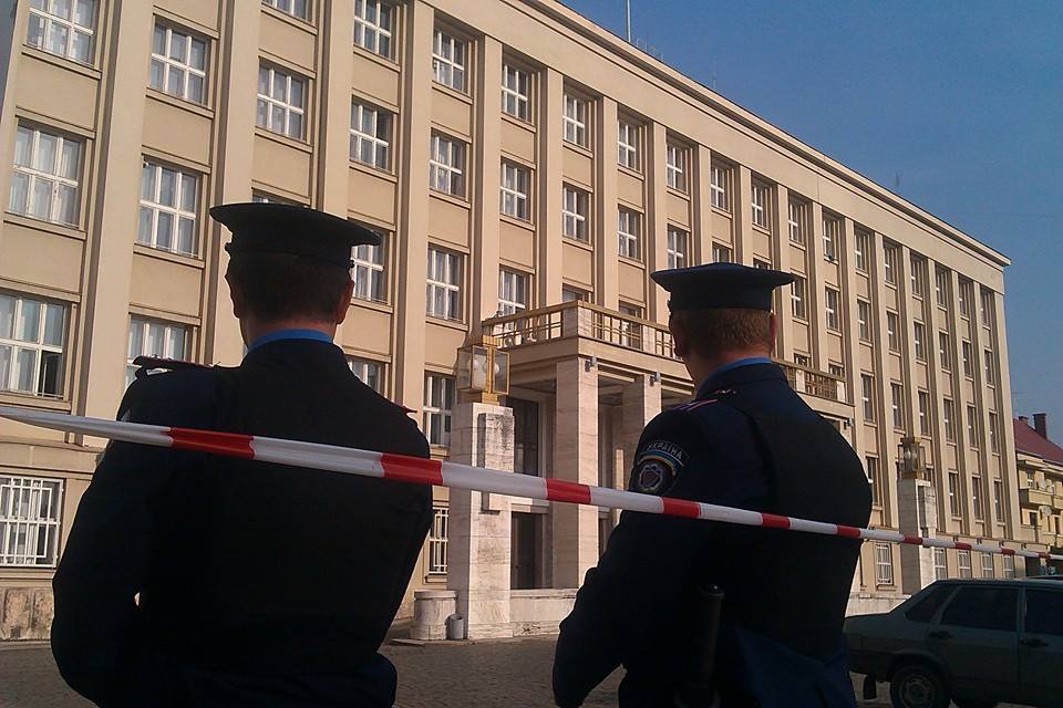 Із будівлі Закарпатської ОДА через повідомлення про замінування евакуйовано працівників та відвідувачів (ВІДЕО)