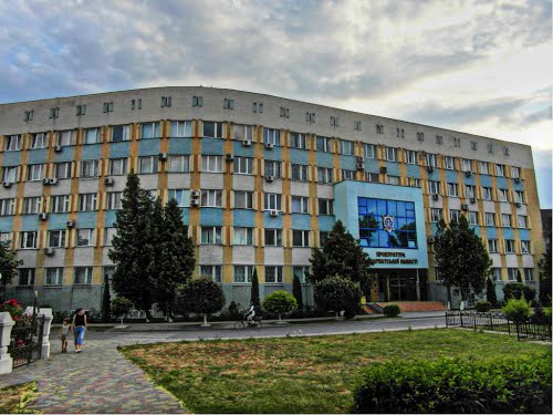 Жінці, яка вбила двох людей, врізавшись п
