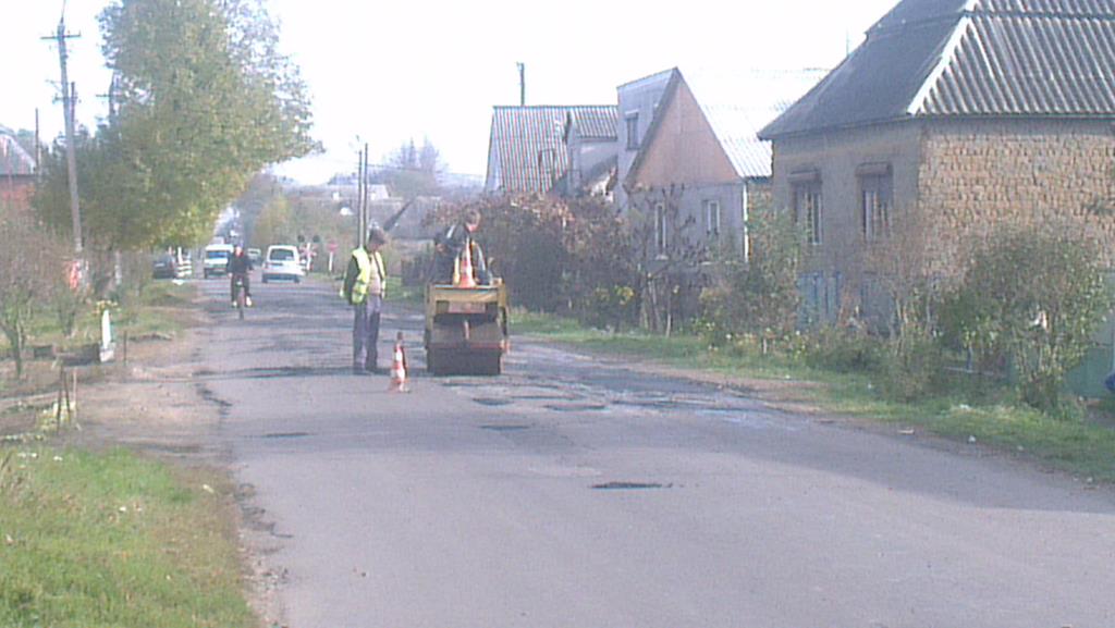 У Чопі "латають" дороги та міняють лампочки (ФОТО)
