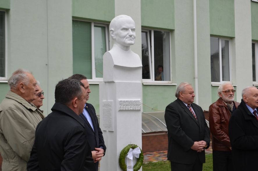 В Ужгороді відкрили погруддя видатного закарпатського хірурга Олександра Фединця (ФОТО)