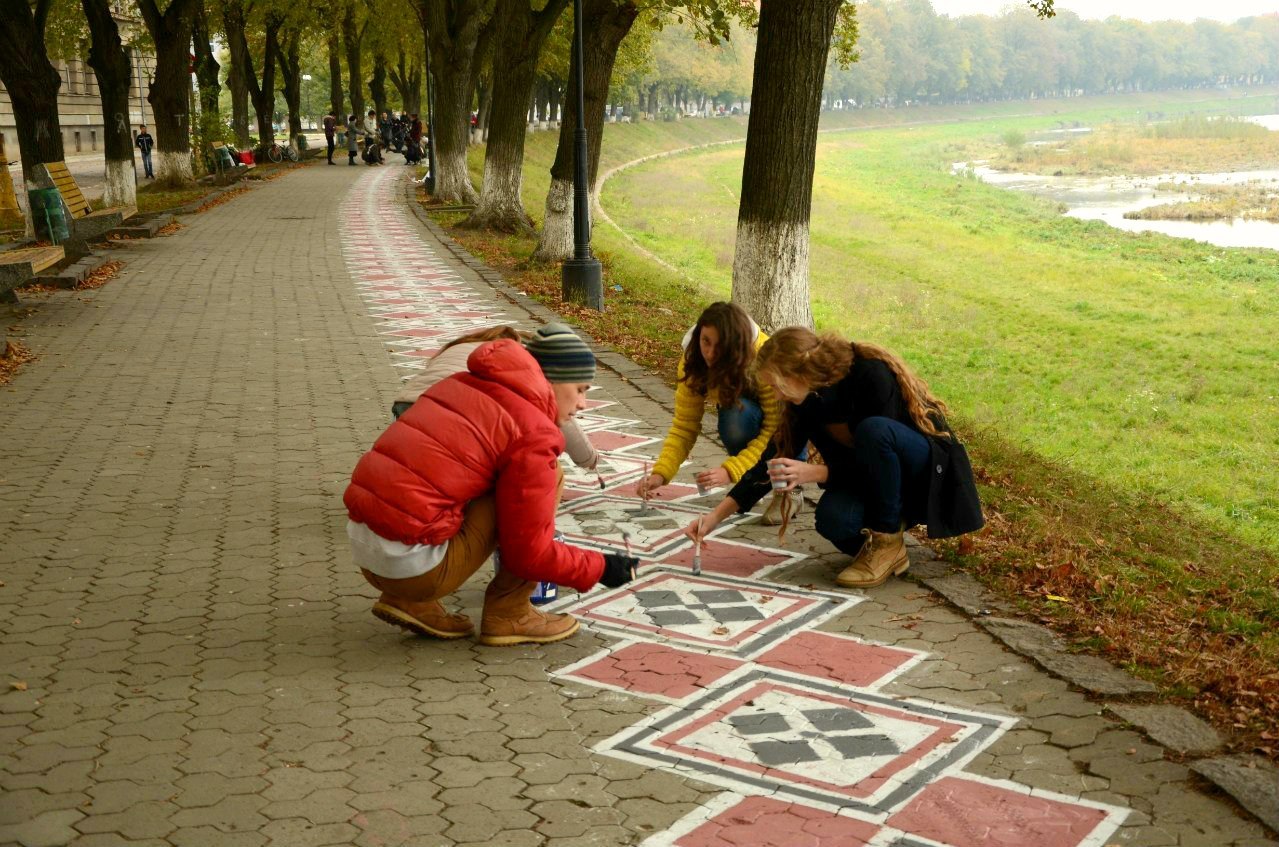 На 200-метрову мальовану вишивку на ужгородській набережній пішло 50 літрів фарби (ФОТО, ВІДЕО)