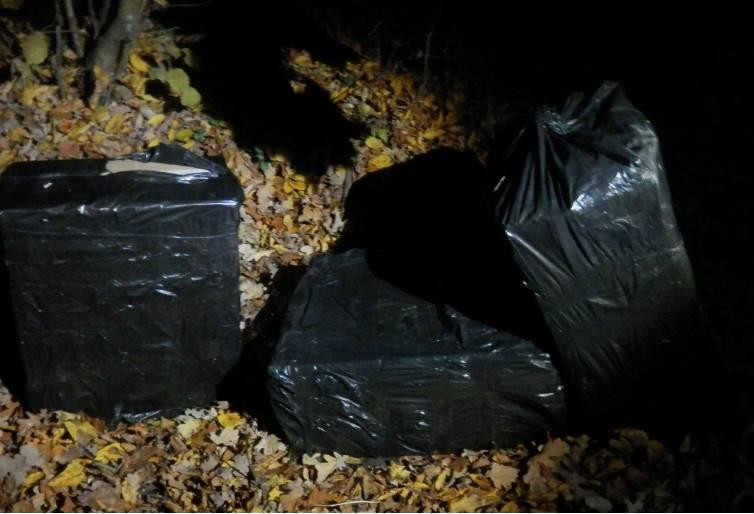 Мукачівські прикордонники затримали чоловіків без документів, а неподалік виявили 1,5 тис пачок сигарет (ФОТО)