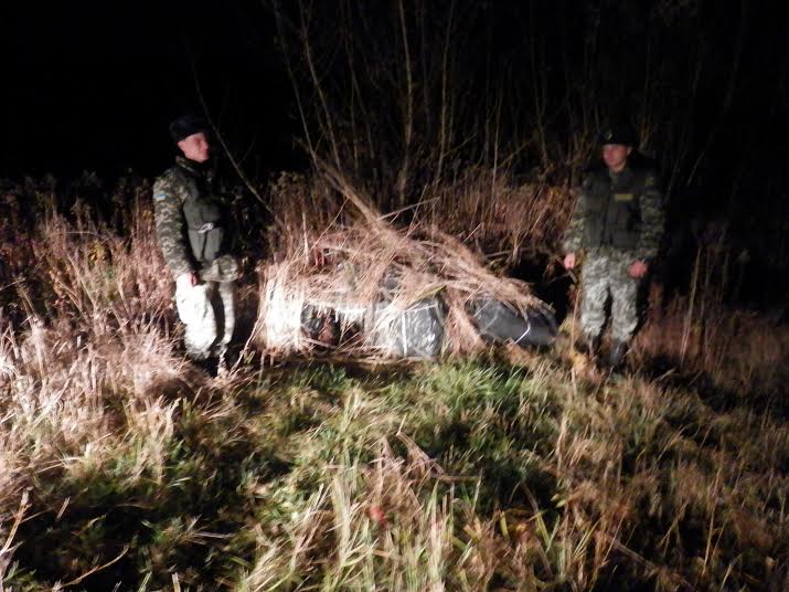 Неподалік кордону на Закарпатті знайдено 7,5 тис пачок сигарет (ФОТО)