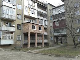 У Сваляві чоловік самовільно зайняв прибудинкову територію багатоповерхівки і розпочав на ній будівництво 