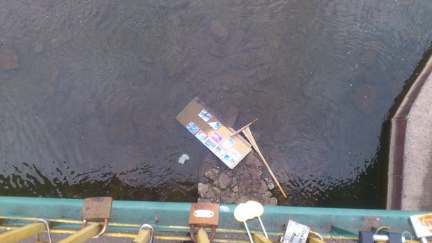 Ужгородську владу та міліцію просять подбати про покарання вандалів, які скинули в Уж стенд із фото з Майдану
