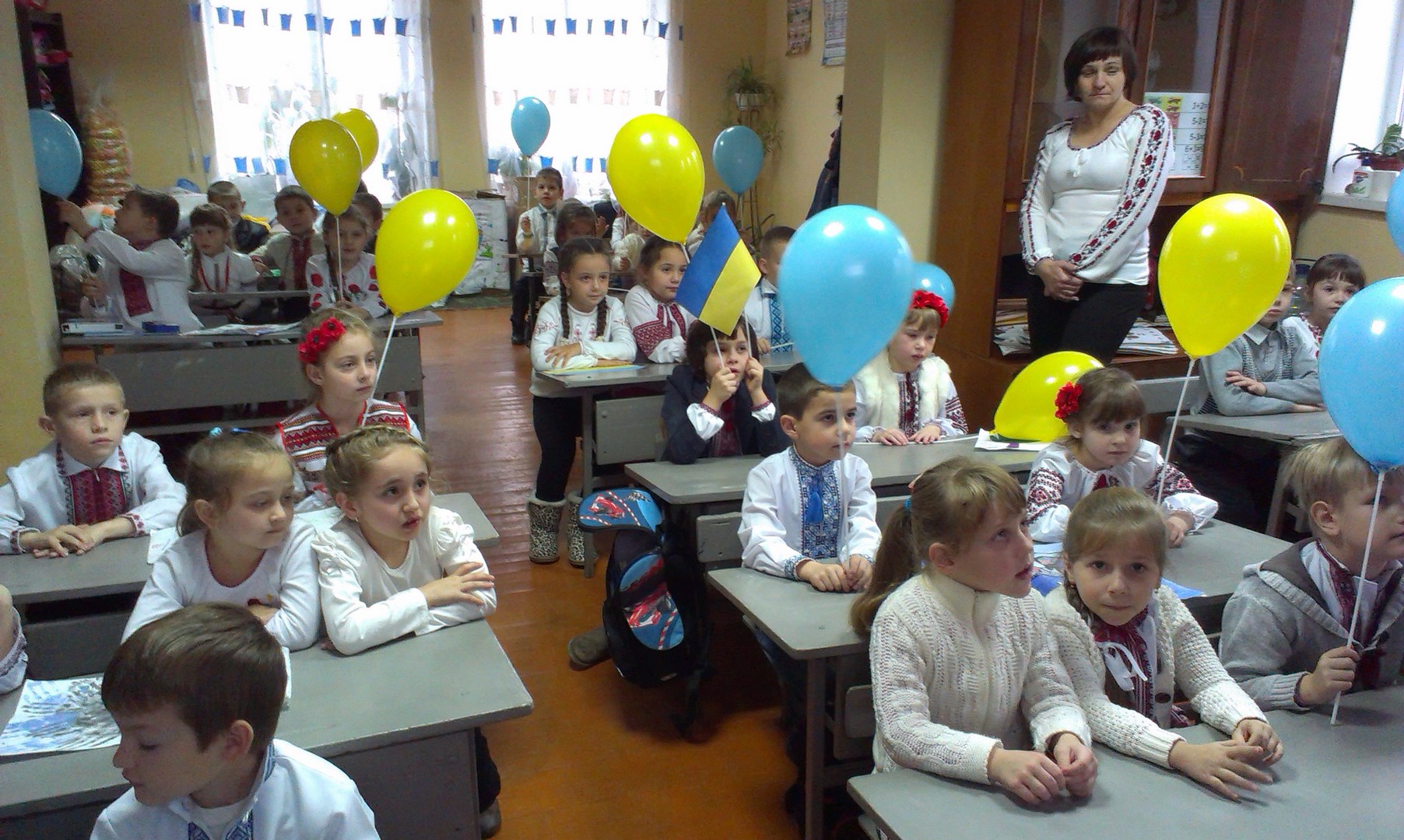 Іршавські першачки до свята Миколая та Нового року передали своїм одноліткам на Схід солодощі, іграшки та листівки (ФОТО, ВІДЕО) 