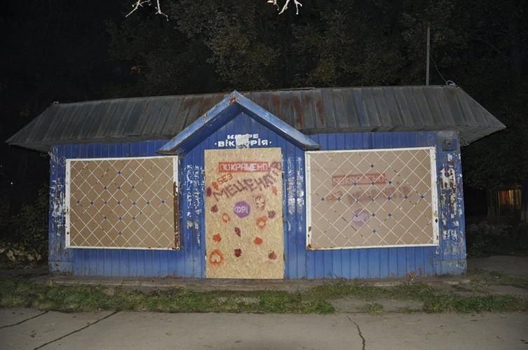 В Ужгороді демонтують "Вікторію", яку в листопаді через недбальство власника та влади активісти прибирали власноруч (ФОТО)