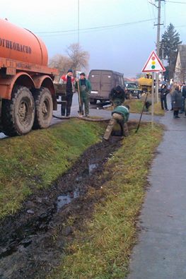 ФОТОФАКТ. У Ракошині на Мукачівщині через витік нафтою наповнюються стічні канави 