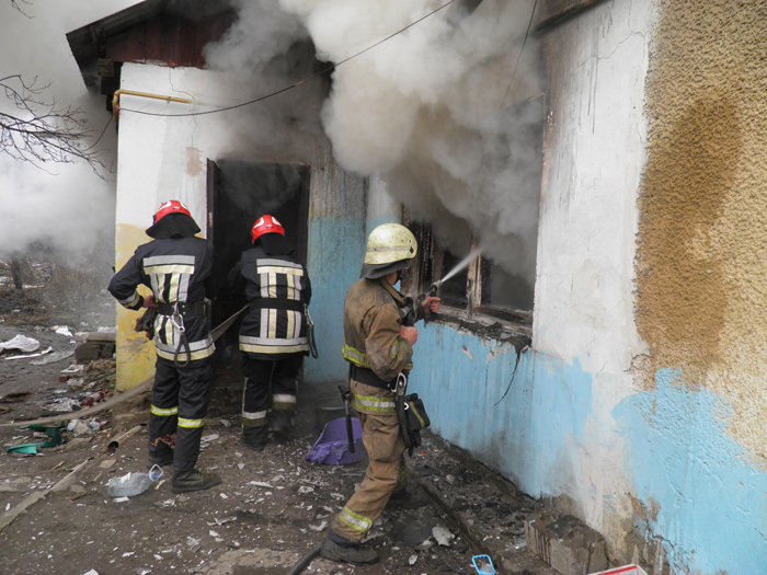 Під час пожежі в одноповерхівці на Швабській в Ужгороді ніхто не постраждав (ОФІЦІЙНО) (ФОТО, ВІДЕО)