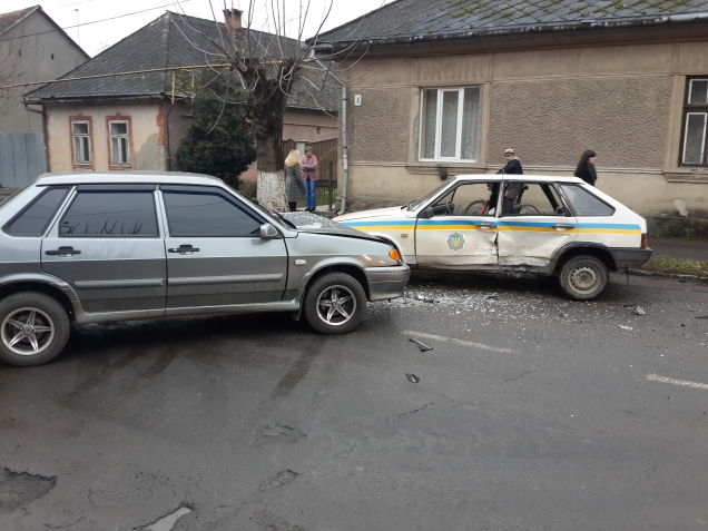 У Великому Березному міліціонер на службовому авто спричинив ДТП (ФОТО)