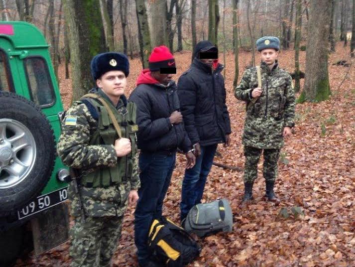 На Закарпатті прикордонники затримали 3 нелегалів із Гамбії та Сирії, які прямували до ЄС (ФОТО)