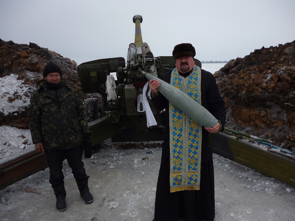 За фото зі зброєю єпископ Закарпатський Кирил заборонений у священнослужінні – УПЦ КП