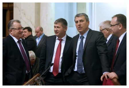 Закарпатські нардепи-"регіонали" "хором" вийшли з Партії регіонів