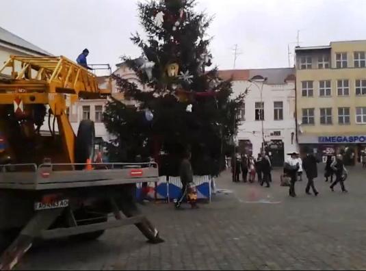 ФОТОФАКТ. В Ужгороді з Театральної в середині лютого нарешті прибирають новорічну ялинку