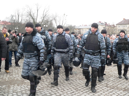 Головний міліціонер Закарпаття і начальник "Беркуту" разом з підлеглими присягнули народу