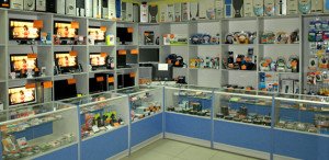 У Дубовому злодій виніс з магазину телефонів, айфонів, ноутбуків і магнітол на 18 тис грн