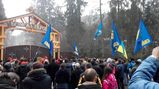 Закарпатці уже проникли у двір дачі Медведчука у Жденієві