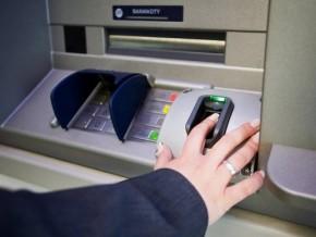 Закарпатський пенсіонер вкрав у знайомого картку і зняв з неї 8 тис грн