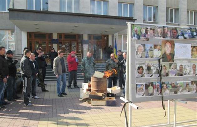 У Рахові на знак кадрової пропозиції "губернатора" громада заблокувала споруду РДА