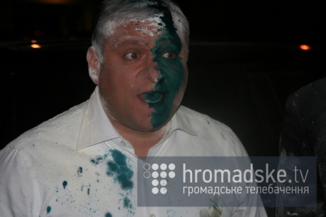 Добкіна обсипали мукою та облили зеленкою, а в авто Царьова виявили зброю і рожки з патронами до "калашника" (ФОТО, ВІДЕО)