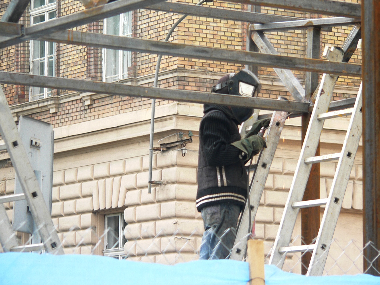 Попри заборону виконкому, в Ужгороді продовжується будівництво автобусної зупинки (ФОТО)