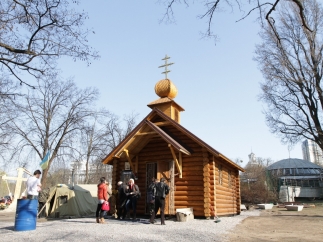 На вулиці Інститутській в Києві закарпатці завершили спорудження каплиці Небесної сотні (ФОТО)