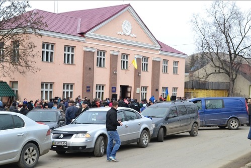 Мешканці Ясіня вирішили позбутися радянських символів на клубі (ФОТО)