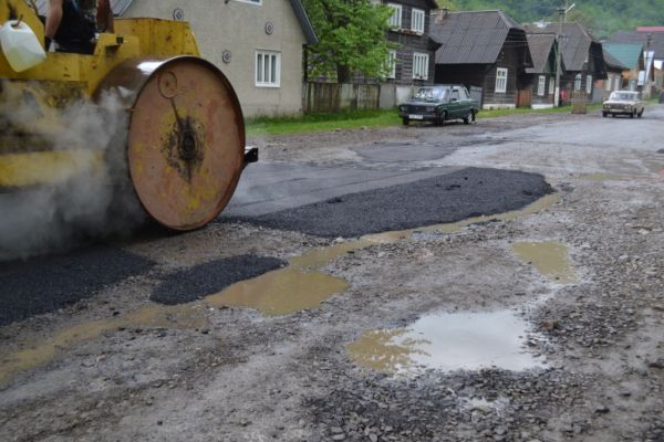 У Тячівській РДА скаржаться: дорожники, ремонтуючи дорогу, засипають асфальт у калюжі (ФОТО)