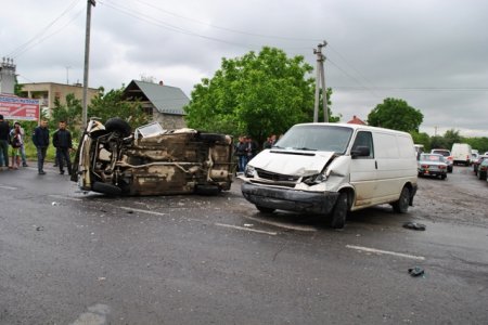 У Виноградові у зіткненні з мікроавтобусом Volkswagen перекинулися "Жигулі" (ФОТО)