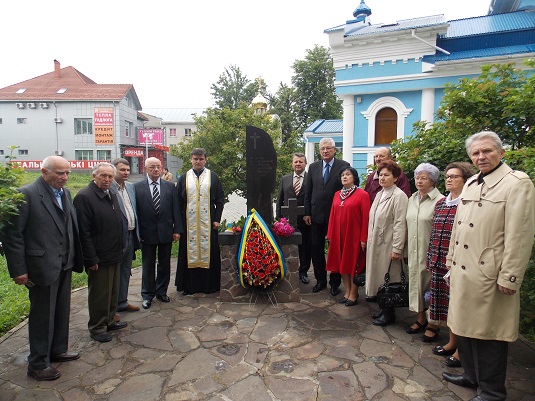 У Мукачеві з нагоди вшанування пам’яті жертв політичних репресій приспустили прапори і обмежили розваги