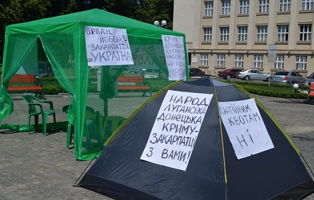 На площі Народній довкола єдиного "протестувальника" "плодяться" намети