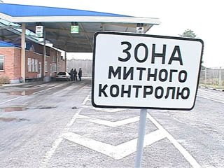 На Закарпатті за намагання провезти через кордон більше 200 літрів вина митники вилучили в українця авто 