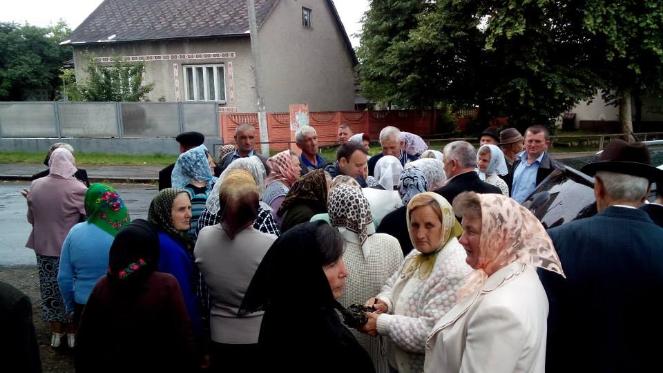 На Хустщині громадські активісти збирали підписи проти будівництва міні-ГЕС (ФОТО)