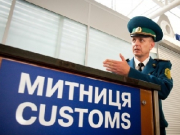 На Закарпатті митники конфіскували 2 авто, що їх незаконно намагались перемістити в Україну 