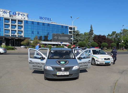 В Ужгороді держвиконавці з ДАІшниками на вулицях ловили авто боржників (ФОТО)